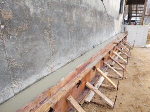 Behind every strong, straight, and durable retaining wall lies a precise process: form work installation for retaining walls.